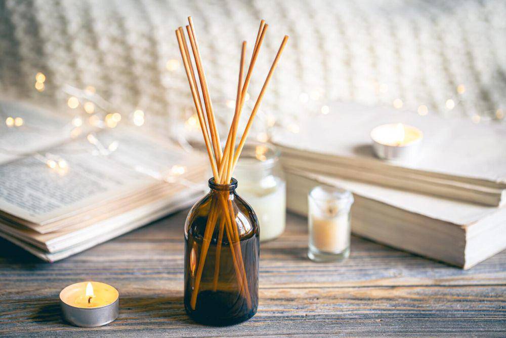 ilustrasi diffuser reed dari botol bekas (freepik.com/pvproductions)