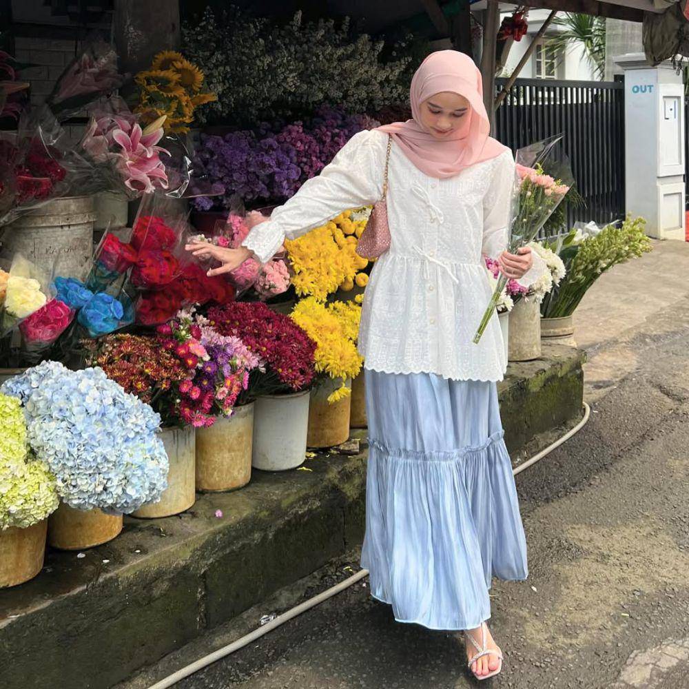 referensi style lebaran pakai rok ala Astri Ratnasari (instagram.com/nasariastri)