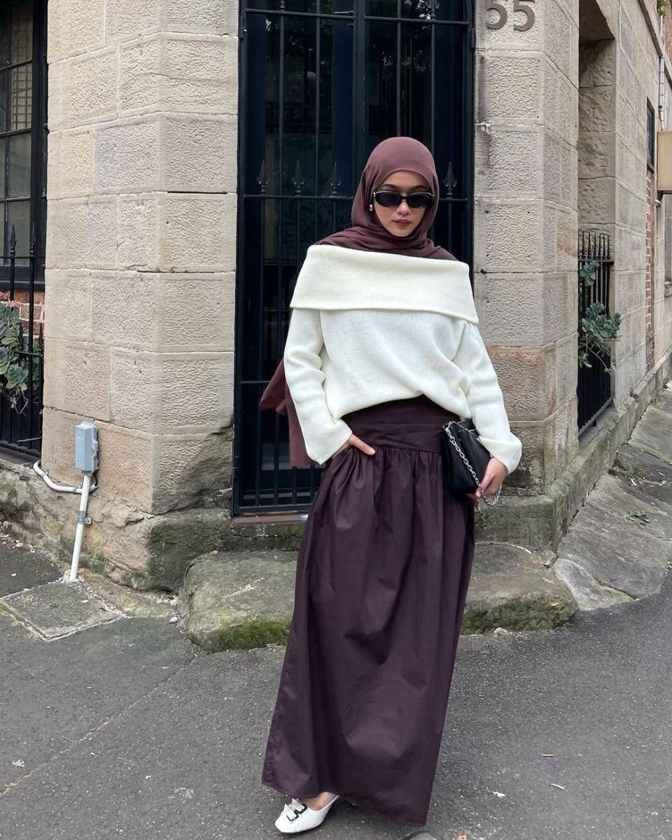 gaya fashion hijab pakai off shoulder top ala Ana Octarina (instagram.com/anaoctarina)
