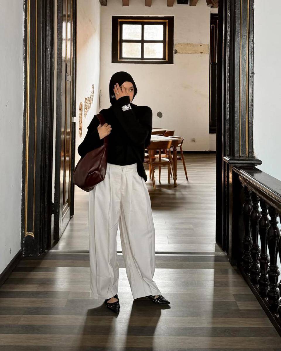 gaya fashion hijab pakai off shoulder top ala Ana Octarina (instagram.com/anaoctarina)