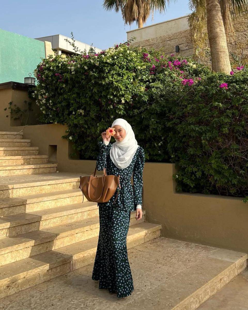 referensi style lebaran pakai rok ala Astri Ratnasari (instagram.com/nasariastri)