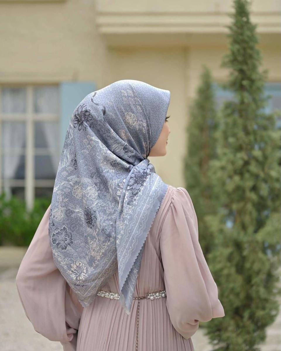 rekomendasi scarf motif untuk Lebaran 2025 (instagram.com/vanillahijab)
