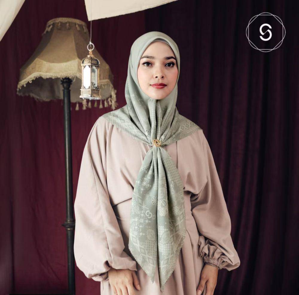 rekomendasi scarf motif untuk Lebaran 2025 (instagram.com/seradia.id)