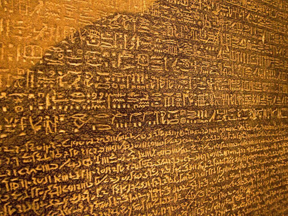 tulisan di Batu Rosetta (commons.wikimedia.org/Thomas Quine)