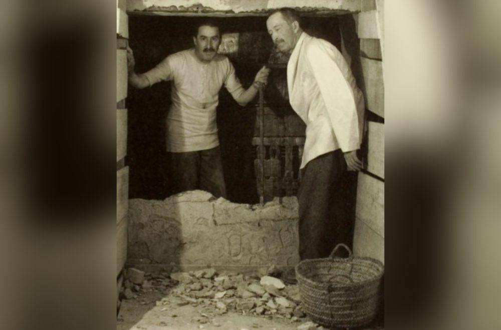 Howard Carter dan Lord Carnarvon di pintu ruang pemakaman Mesir Kuno (commons.wikimedia.org/Harry Burton)