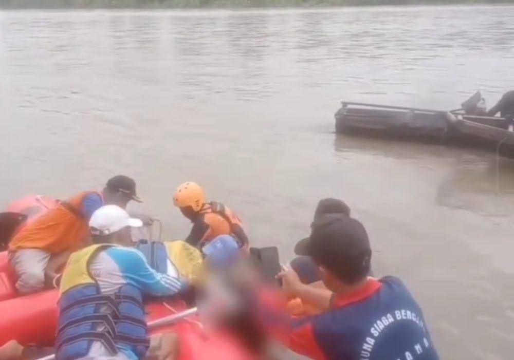 Proses evakuasi korban tenggelam di Sungai Saka Selabung. (Dok. SAR Palembang)