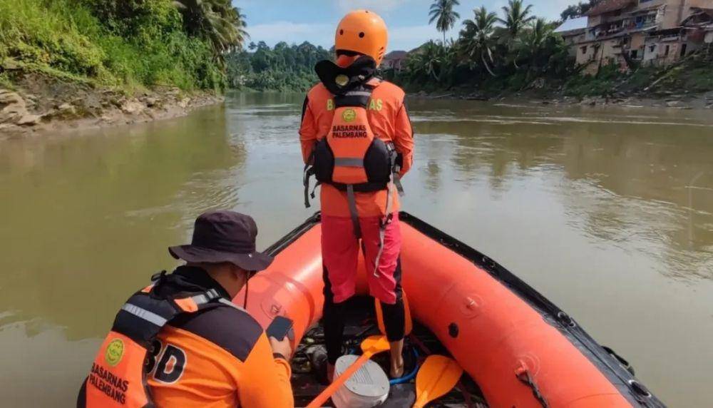 Proses pencarian korban tenggelam di Sungai Saka Selabung. (Dok. SAR Palembang)