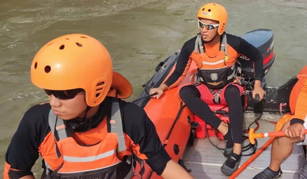 Proses pencarian korban tenggelam di Sungai Saka Selabung. (Dok. SAR Palembang)