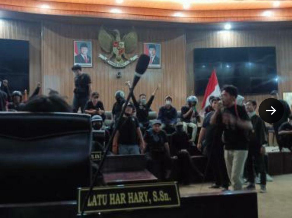 Sekelompok Orang Geruduk DPRD Kota Bekasi, Tinggalkan Coretan UU TNI
