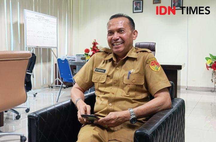 Plt Kaban Keuangan Provinsi NTT, Benhard Menoh, memadai soal pencairan THR. (IDN Times/ Putra F. D. Bali Mula)