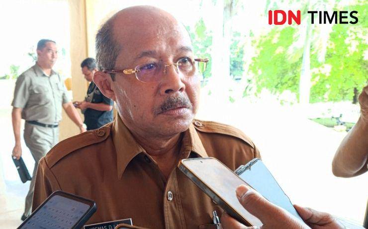 Sekda NTT, Cosmas Lana, diwawancarai usai rapat paripurna DPRD NTT. (IDN Times/ Putra F. D. Bali Mula)