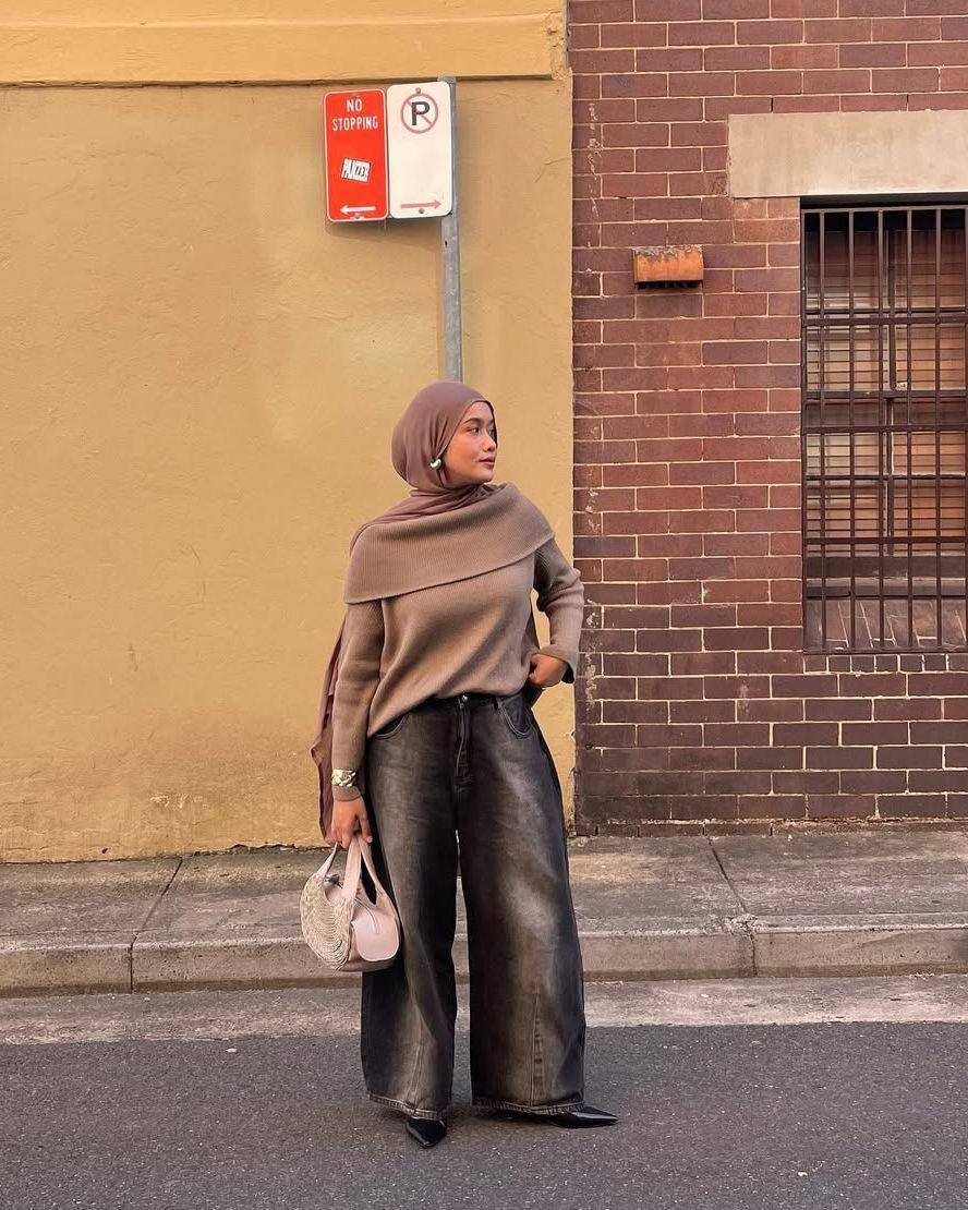 gaya fashion hijab pakai off shoulder top ala Ana Octarina (instagram.com/anaoctarina)