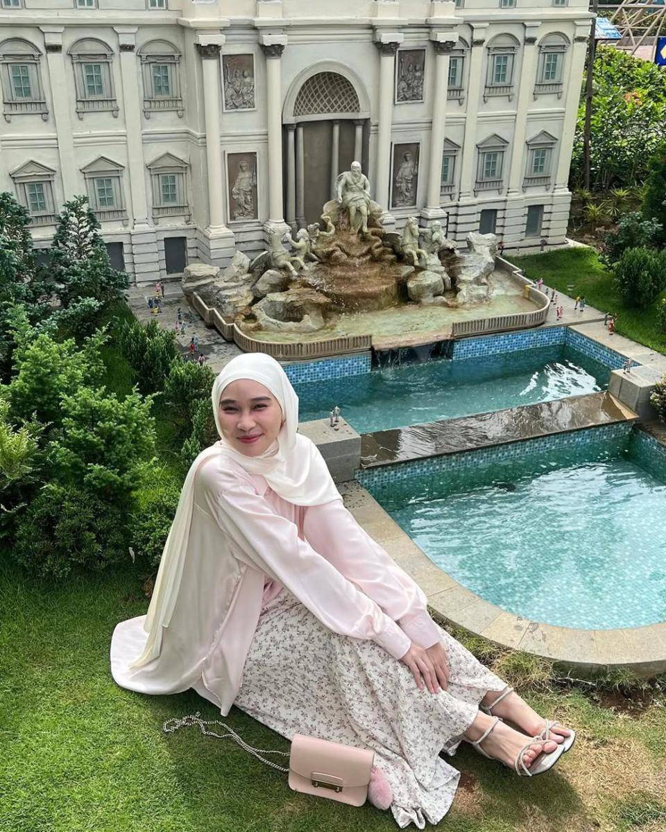 referensi style lebaran pakai rok ala Astri Ratnasari (instagram.com/nasariastri)