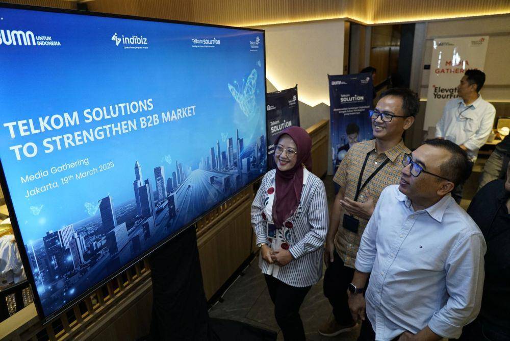 (Kiri ke Kanan) OVP Enterprise Marketing & Regional Management Telkom Reni Yustiani, OVP Enterprise Product Development Telkom Tanto Suratno, dan VP Corporate Communication Telkom Andri Herawan Sasoko saat Media Gathering Telkom, beberapa waktu yang lalu (dok. Telkom)