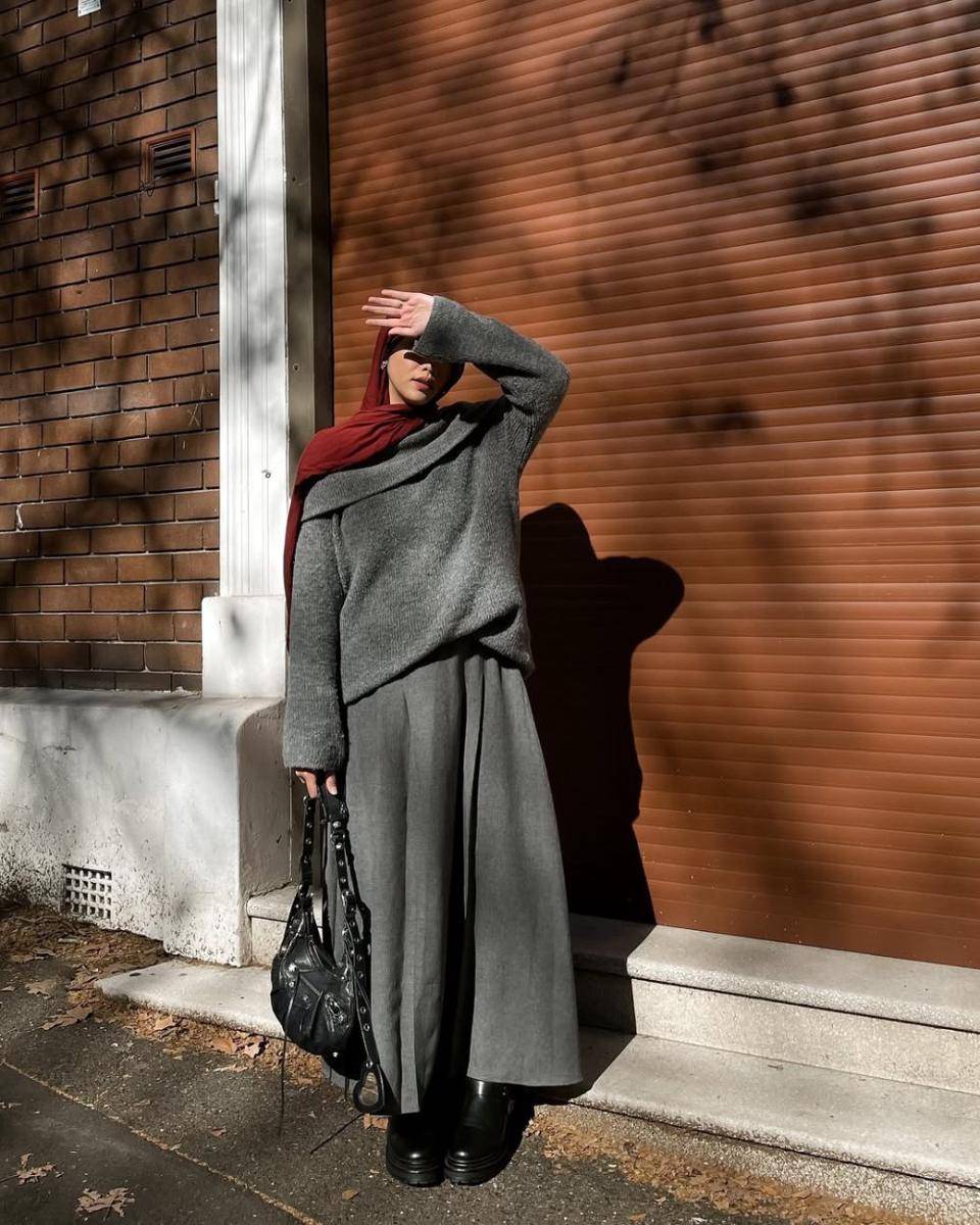 gaya fashion hijab pakai off shoulder top ala Ana Octarina (instagram.com/anaoctarina)