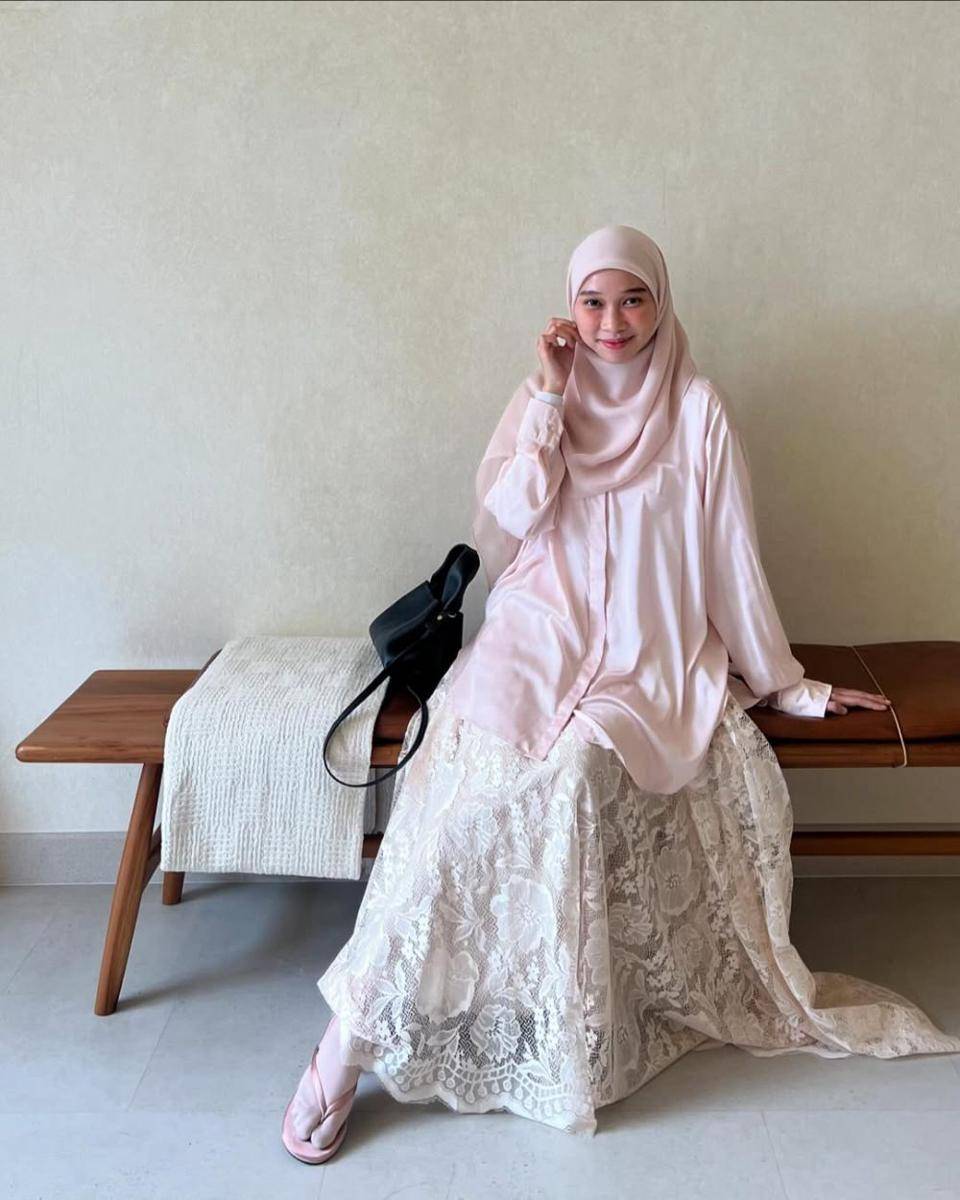 referensi style lebaran pakai rok ala Astri Ratnasari (instagram.com/nasariastri)