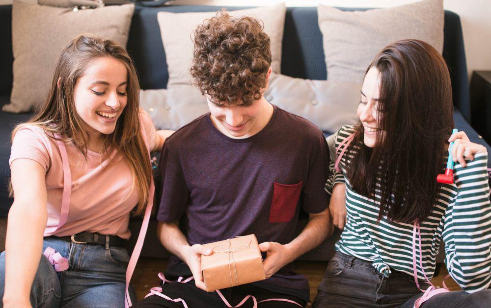 5 Hadiah yang Cocok Dibawa saat Bersilaturahmi ke Rumah Saudara