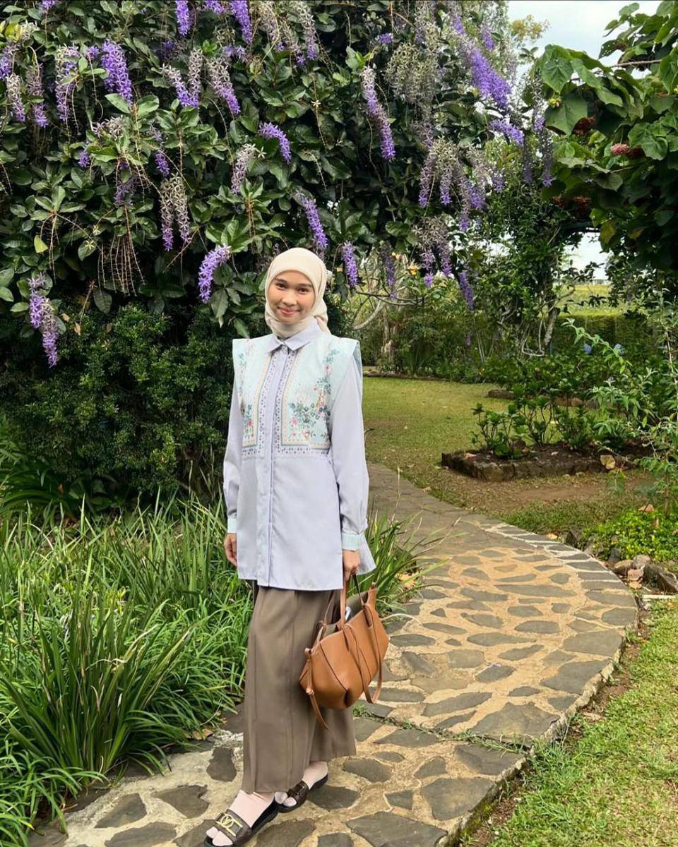 referensi style lebaran pakai rok ala Astri Ratnasari (instagram.com/nasariastri)
