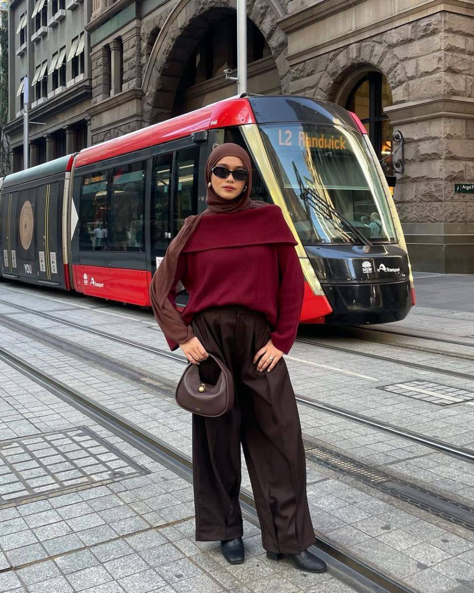 gaya fashion hijab pakai off shoulder top ala Ana Octarina (instagram.com/anaoctarina)
