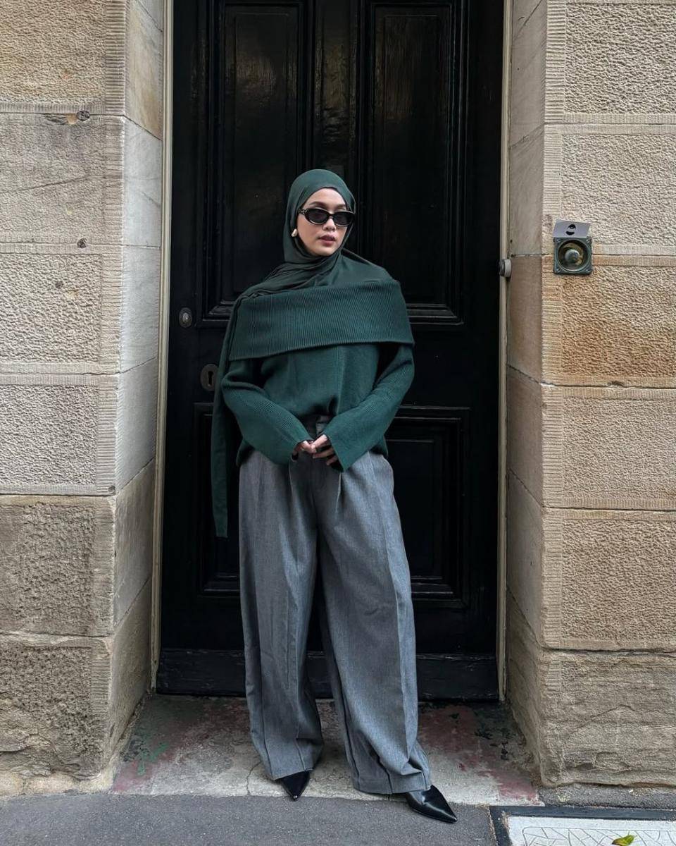 gaya fashion hijab pakai off shoulder top ala Ana Octarina (instagram.com/anaoctarina)