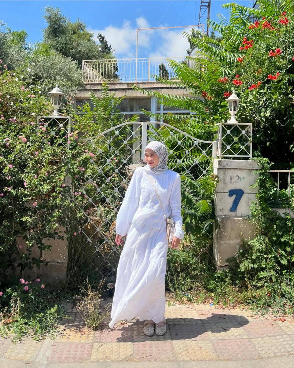referensi style lebaran pakai rok ala Astri Ratnasari (instagram.com/nasariastri)