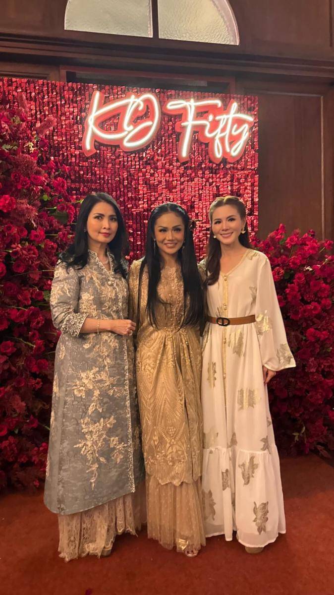 Gaya Keluarga dan Tamu di Acara Ultah KD ke-50 (instagram.com/margaretvivi)