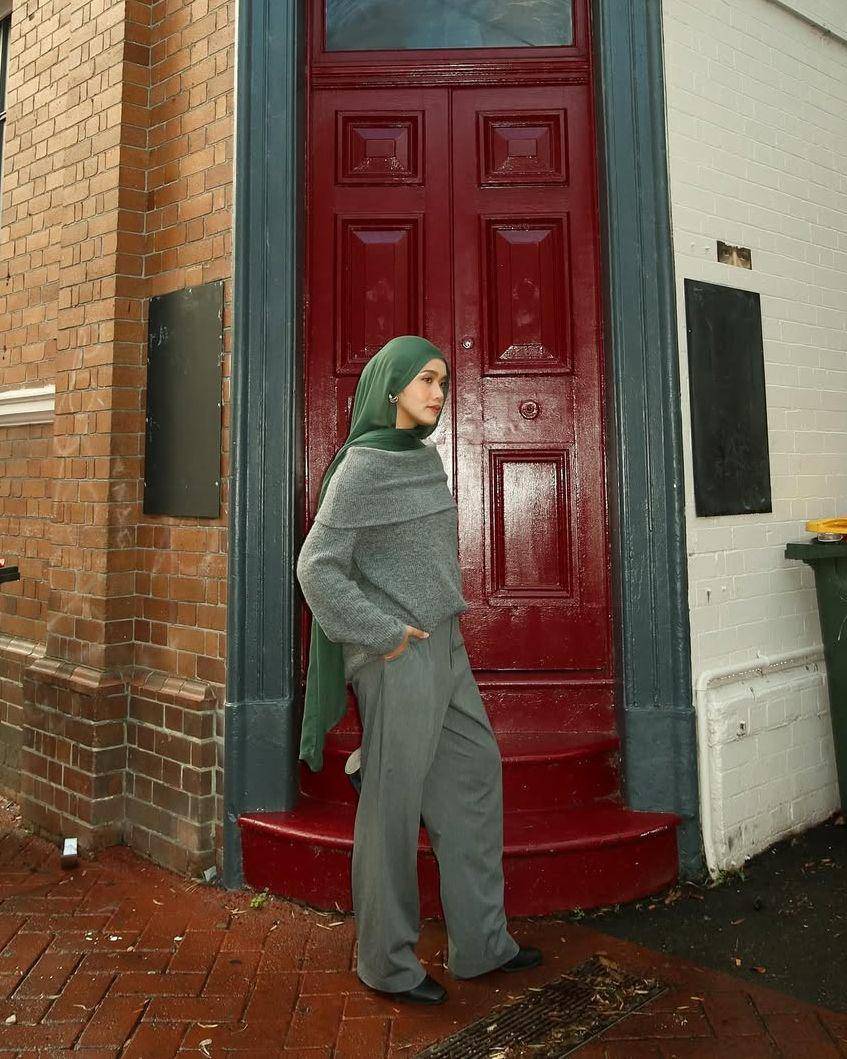 gaya fashion hijab pakai off shoulder top ala Ana Octarina (instagram.com/anaoctarina)