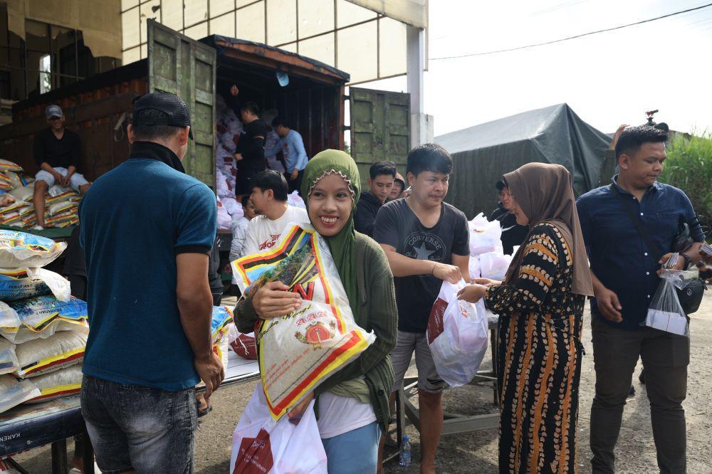Warga Desa Cijayanti Bahagia Terima Sembako Rutin Tahunan dari Prabowo