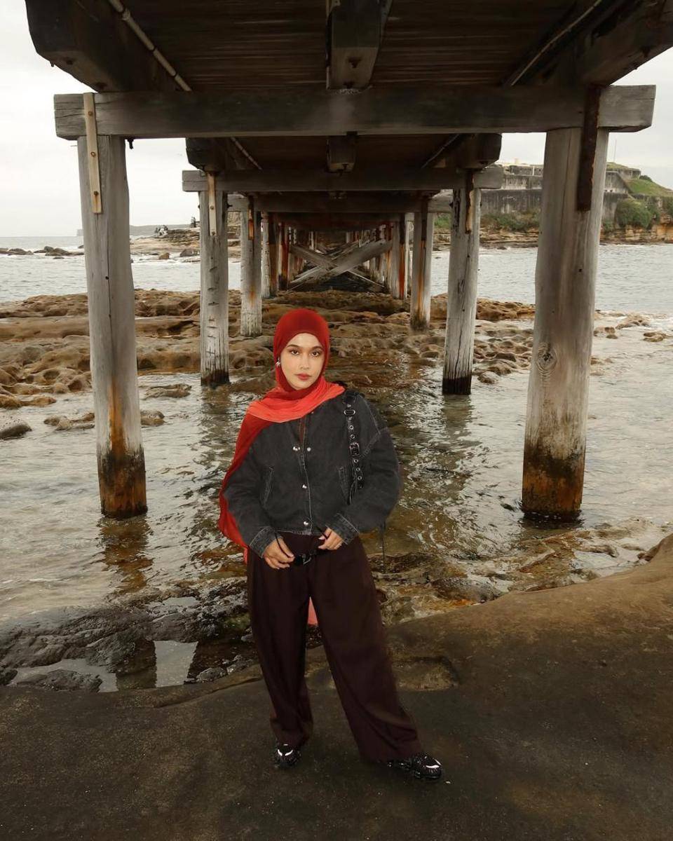 mix and match outfit merah ala Ana Octarina (instagram.com/anaoctarina)