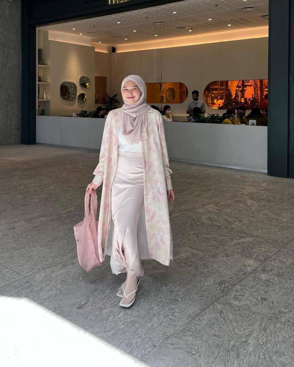 referensi style lebaran pakai rok ala Astri Ratnasari (instagram.com/nasariastri)