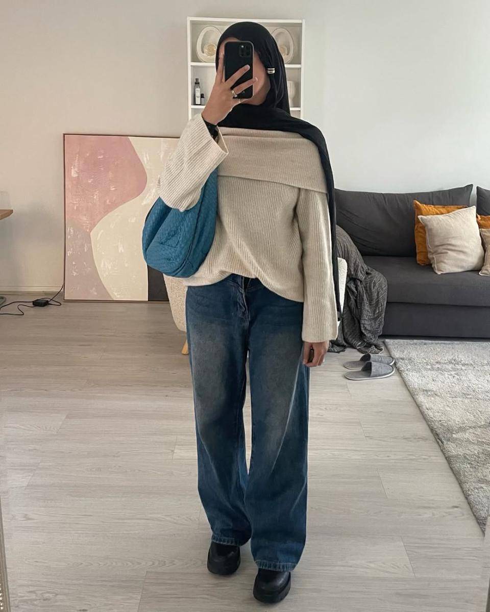 gaya fashion hijab pakai off shoulder top ala Ana Octarina (instagram.com/anaoctarina)