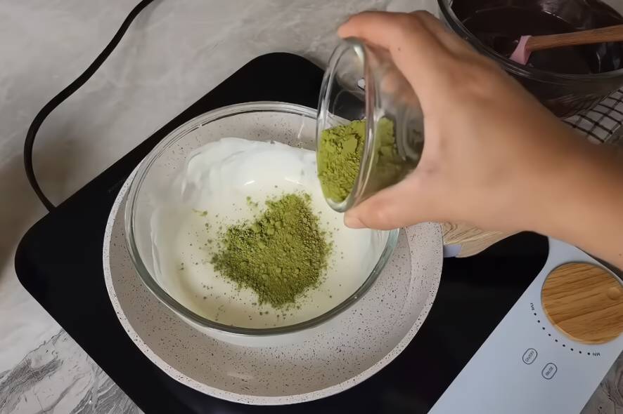 ilustrasi melelehkan white chocolate menggunakan teknik double boiling (youtube.com/athanaufal)