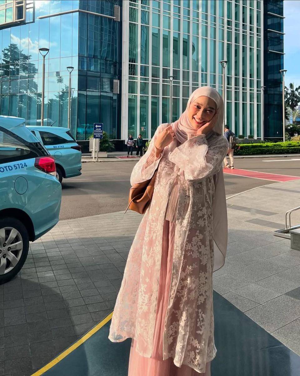 referensi style lebaran pakai rok ala Astri Ratnasari (instagram.com/nasariastri)