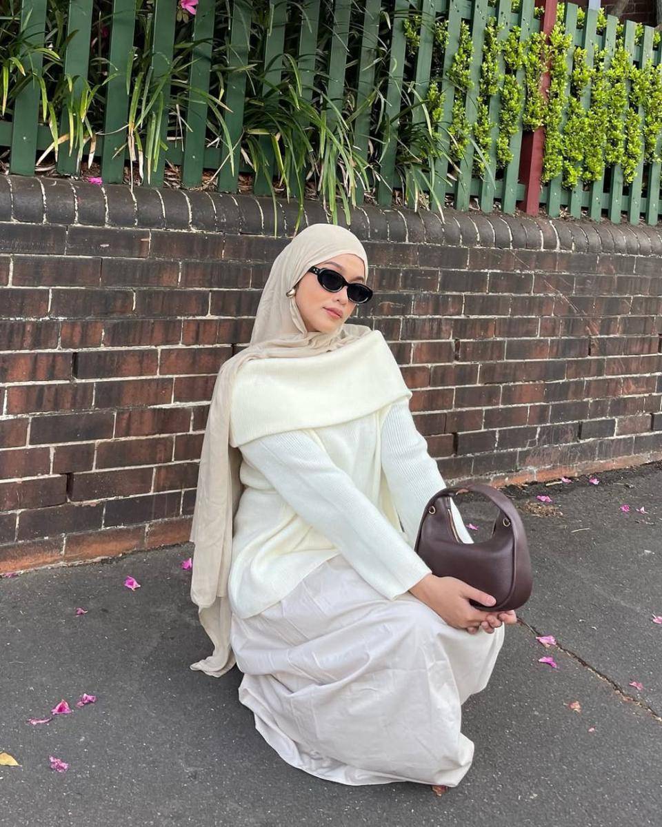 gaya fashion hijab pakai off shoulder top ala Ana Octarina (instagram.com/anaoctarina)