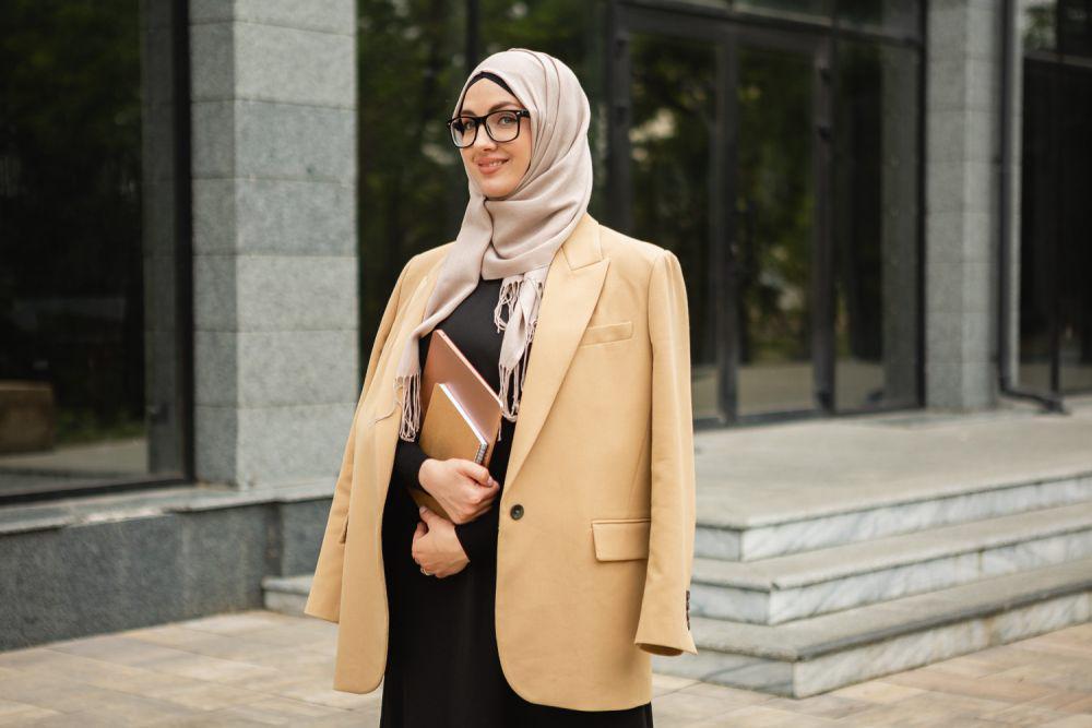 Ilustrasi style wanita dengan blazer (freepik.com/marymarkevich)