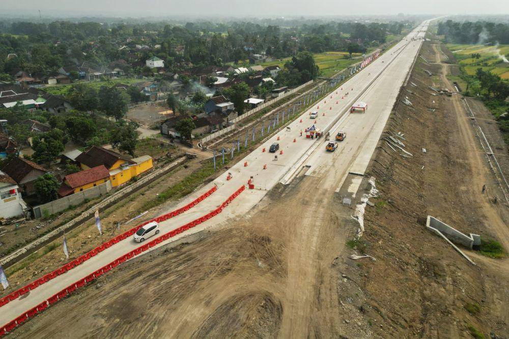 Foto udara kendaraan keluar exit tol fungsional Tamanmartani, Kalasan, Sleman, DI Yogyakarta, Senin (24/3/2025). (ANTARA FOTO/Hendra Nurdiyansyah)