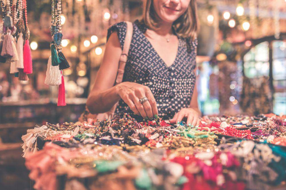 ilustrasi memilih barang unik (unsplash.com/Artem Beliaikin)