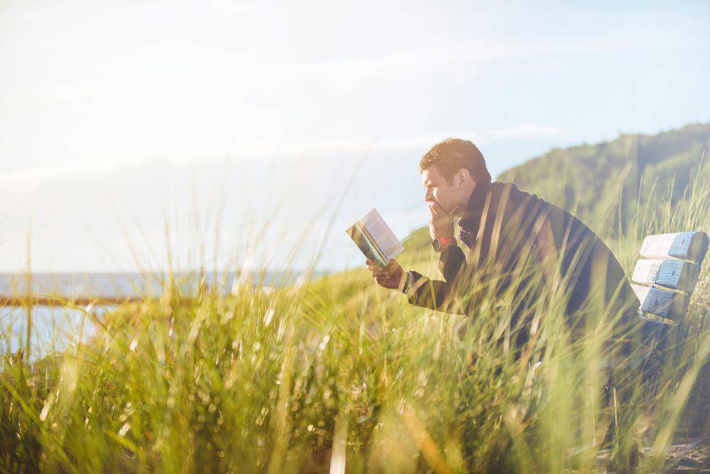 ilustrasi membaca buku (unsplash.com/Ben White)
