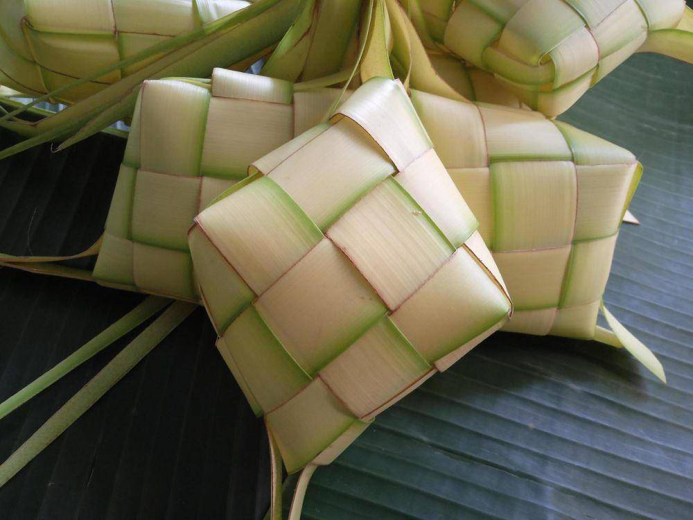 ilustrasi anyaman ketupat (vecteezy.com/103698438514450631865)