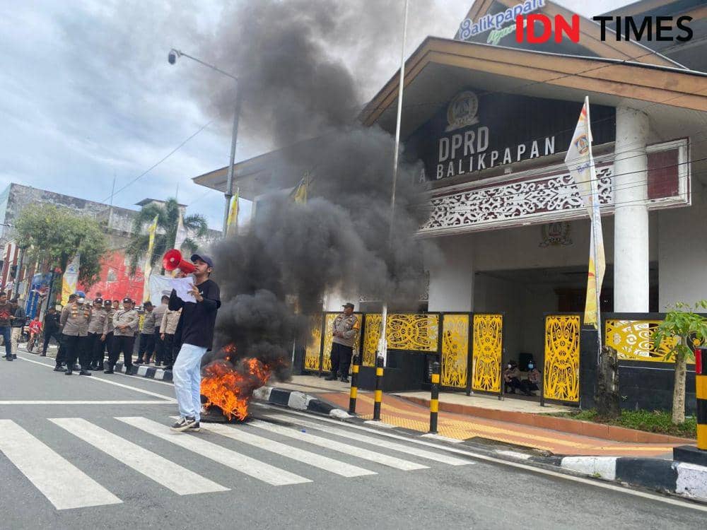 Mahasiswa menggelar demonstrasi penolakan terhadap UU TNI, di Kantor DPRD Kota Balikpapan, Selasa (25/3/2025). (IDN Times/Erik Alfian)