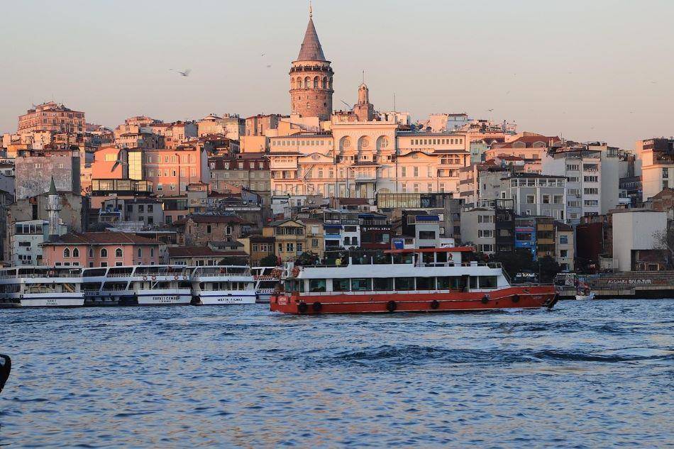 Selat Bosporus dengan latar Kota Istanbul (pixabay.com/smuldur)