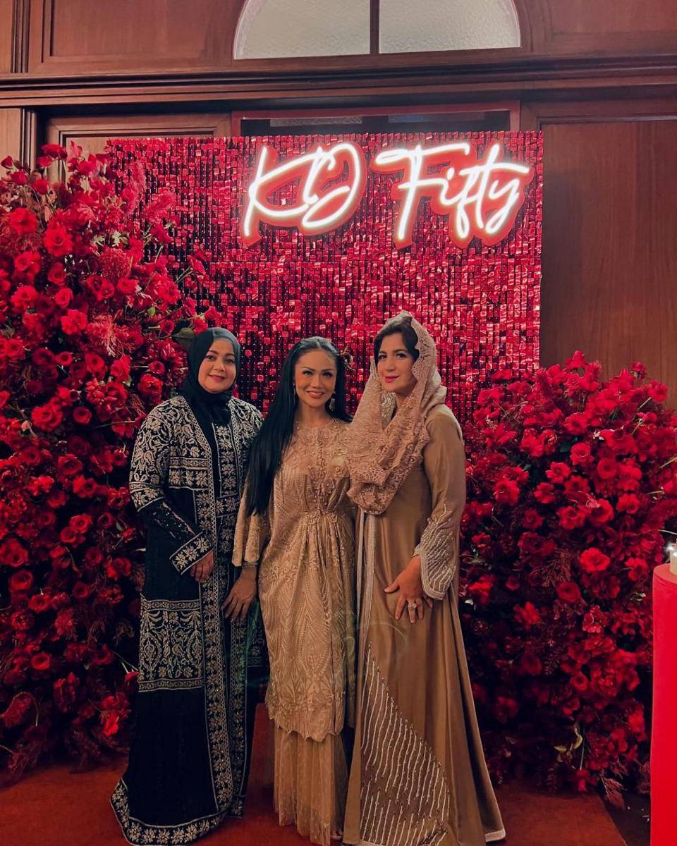 Gaya Keluarga dan Tamu di Acara Ultah KD ke-50 (instagram.com/hana.shahab_fadel)