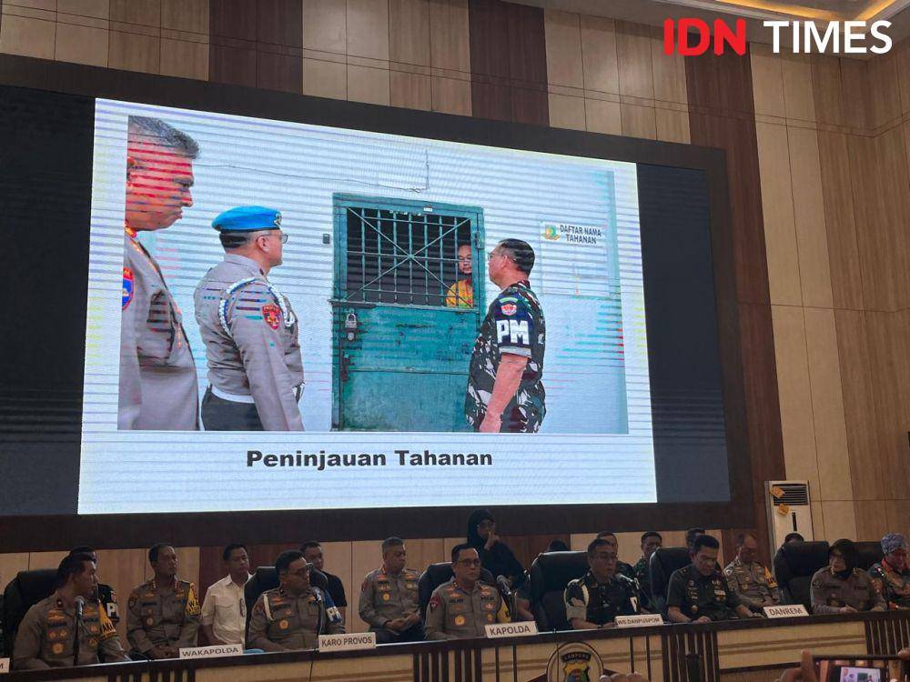 Konferensi pers kasus tiga polisi ditembak saat penggerebekan sabung ayam di Kabupaten Way Kanan. (IDN Times/Tama Yudha Wiguna).