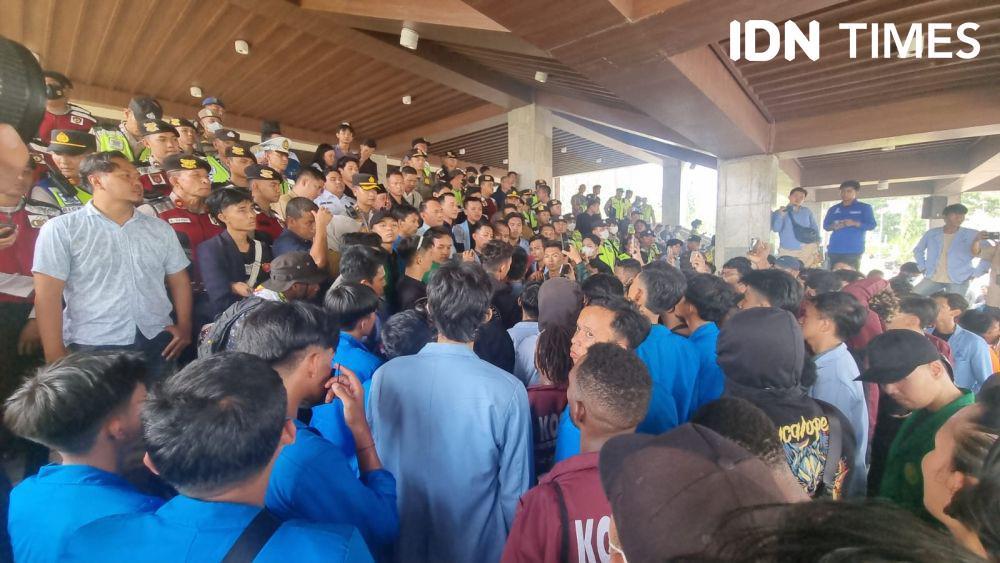 Protes mahasiswa terhadap RUU TNI di Palembang (IDN Times/Rangga Erfizal)