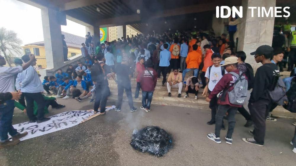 Protes maProtes mahasiswa terhadap RUU TNI di Palembang (IDN Times/Rangga Erfizal)