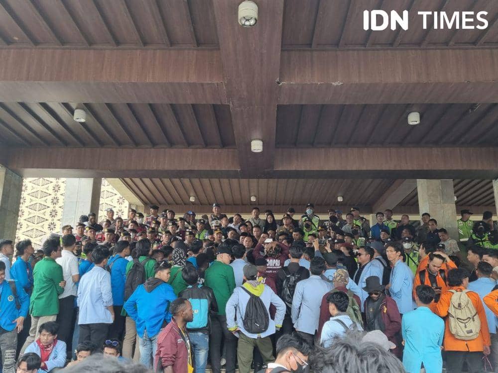 Protes maProtes mahasiswa terhadap RUU TNI di Palembang (IDN Times/Rangga Erfizal)