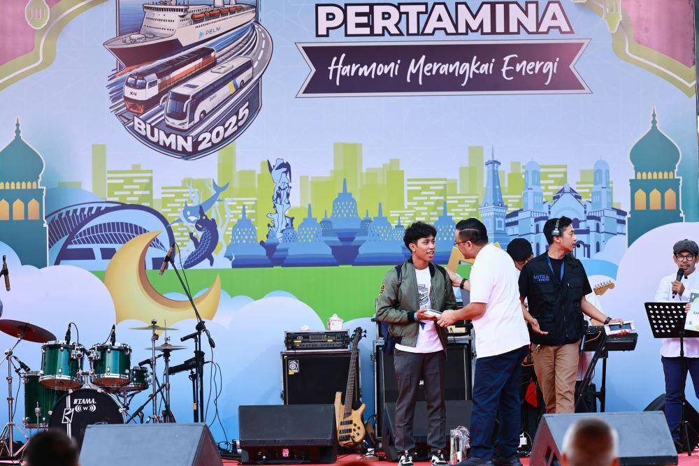Direktur Utama PT Pertamina (Persero) Simon Aloysius Mantiri berbincang dengan pemudik. (dok. Pertamina)