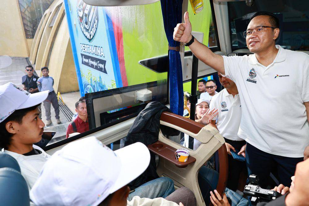 Direktur Utama PT Pertamina (Persero) Simon Aloysius Mantiri berbincang dengan pemudik. (dok. Pertamina)