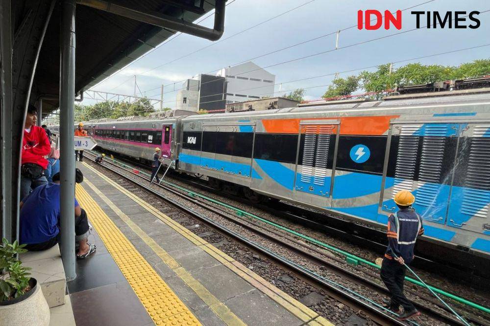 Suasana Stasiun Senen menjelang puncak arus mudik Lebaran Idul Fitri 2025. (IDN Times/Ridwan Aji Pitoko)