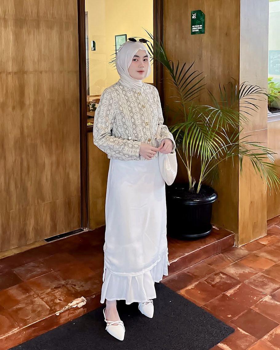 potret ide OOTD hijab bergaya vintage yang klasik ala Nita Gina (instagram.com/nitaginab)